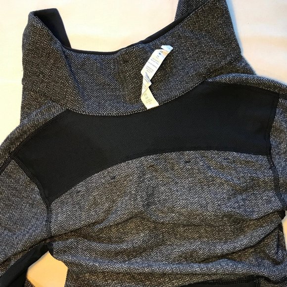 Never worn like new Lululemon Base Runner 1/2 Zip - Picture 14 of 16